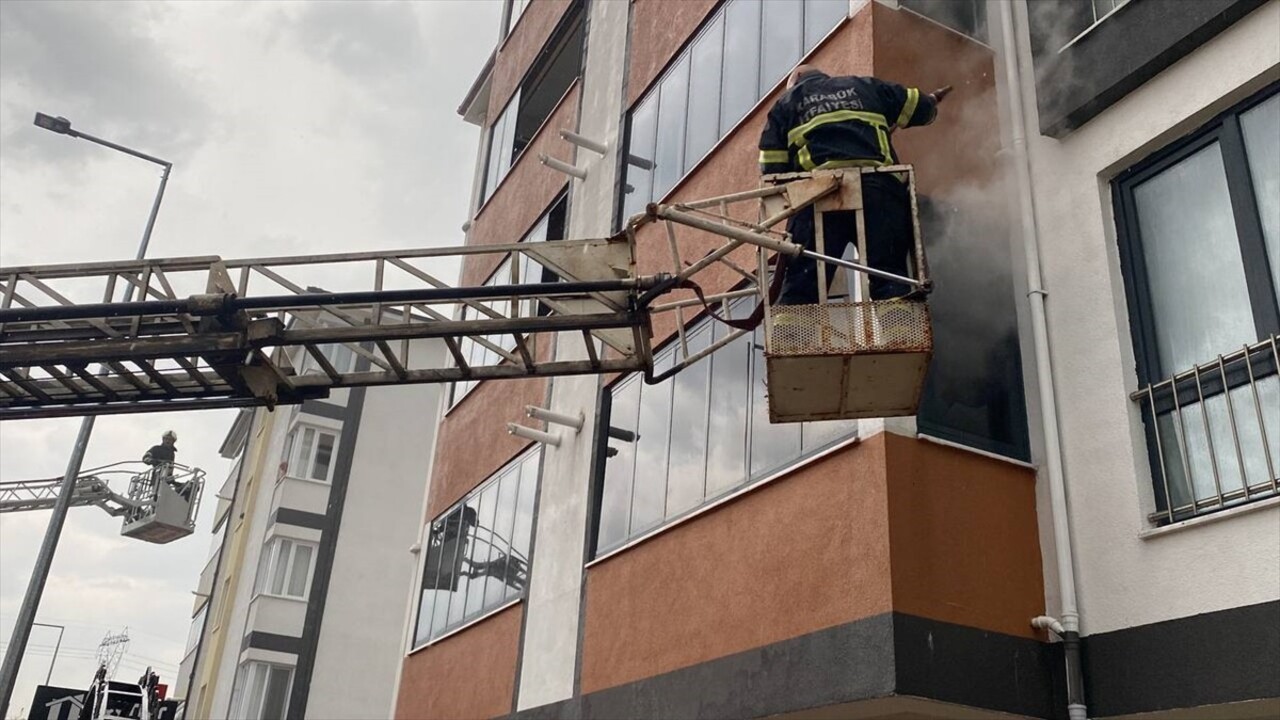 Karabük'te sağanak, hayatı olumsuz etkiledi. Cumhuriyet Mahallesi 79. Cadde'de de 5 katlı bir...