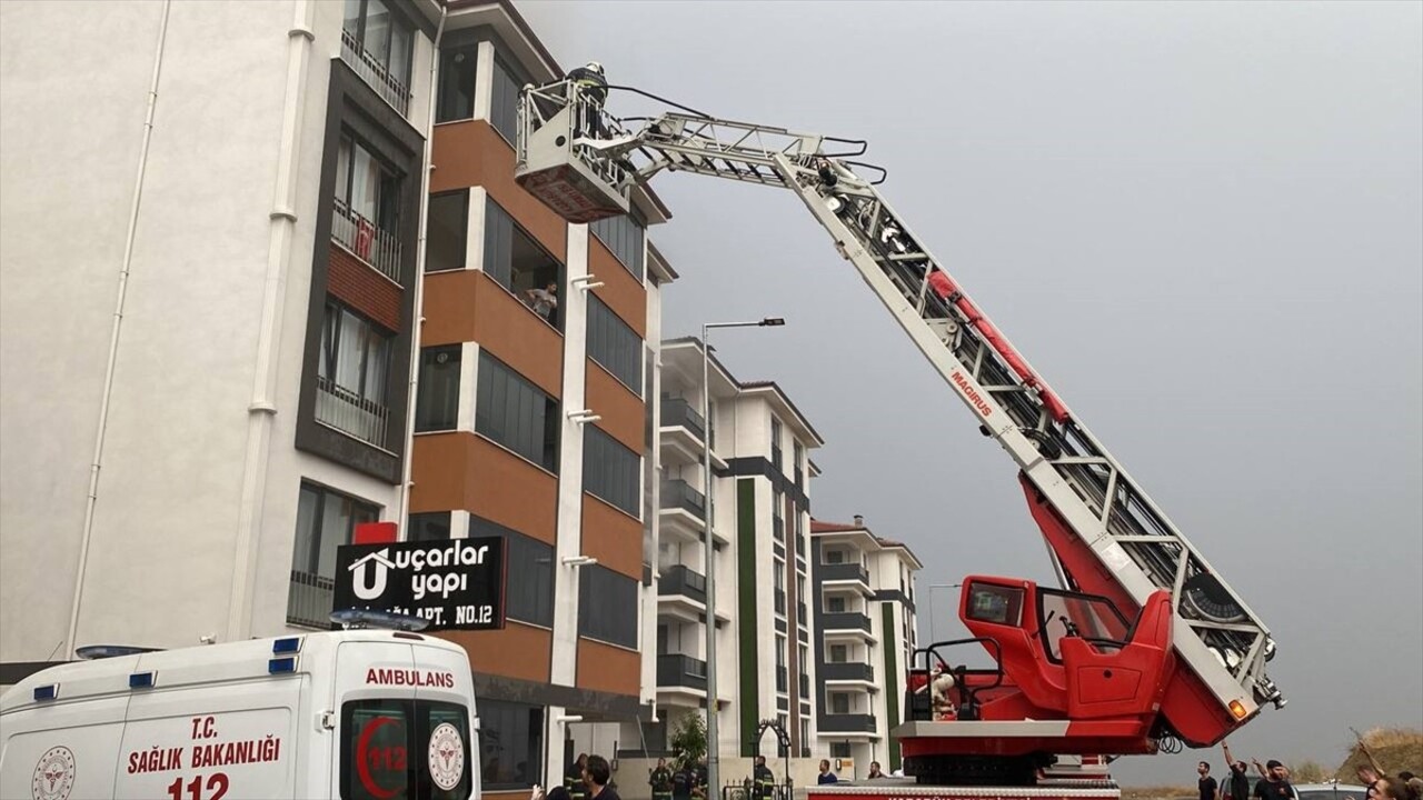 Karabük'te sağanak, hayatı olumsuz etkiledi. Cumhuriyet Mahallesi 79. Cadde'de de 5 katlı bir...