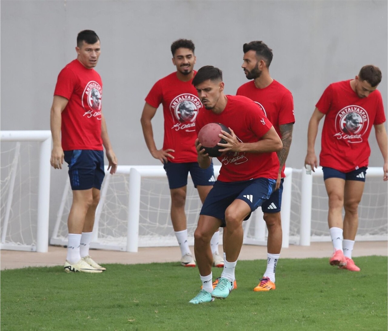 Antalyaspor, Trendyol Süper Lig'in 4. haftasında RAMS Başakşehir ile deplasmanda oynayacağı maçın...