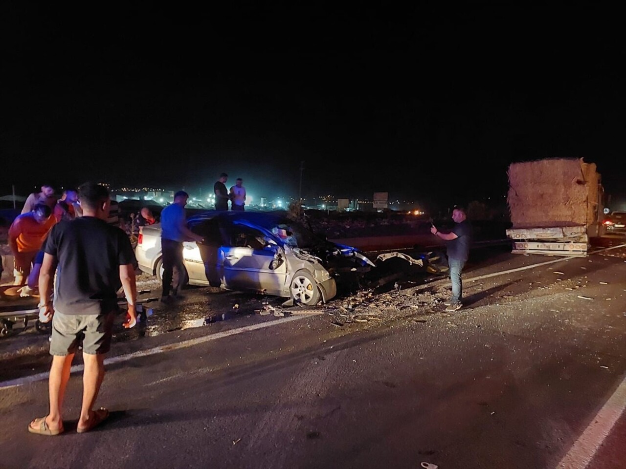 Kahramanmaraş'ın Pazarcık ilçesinde, otomobille tırın çarpışması sonucu 4'ü çocuk 7 kişi...