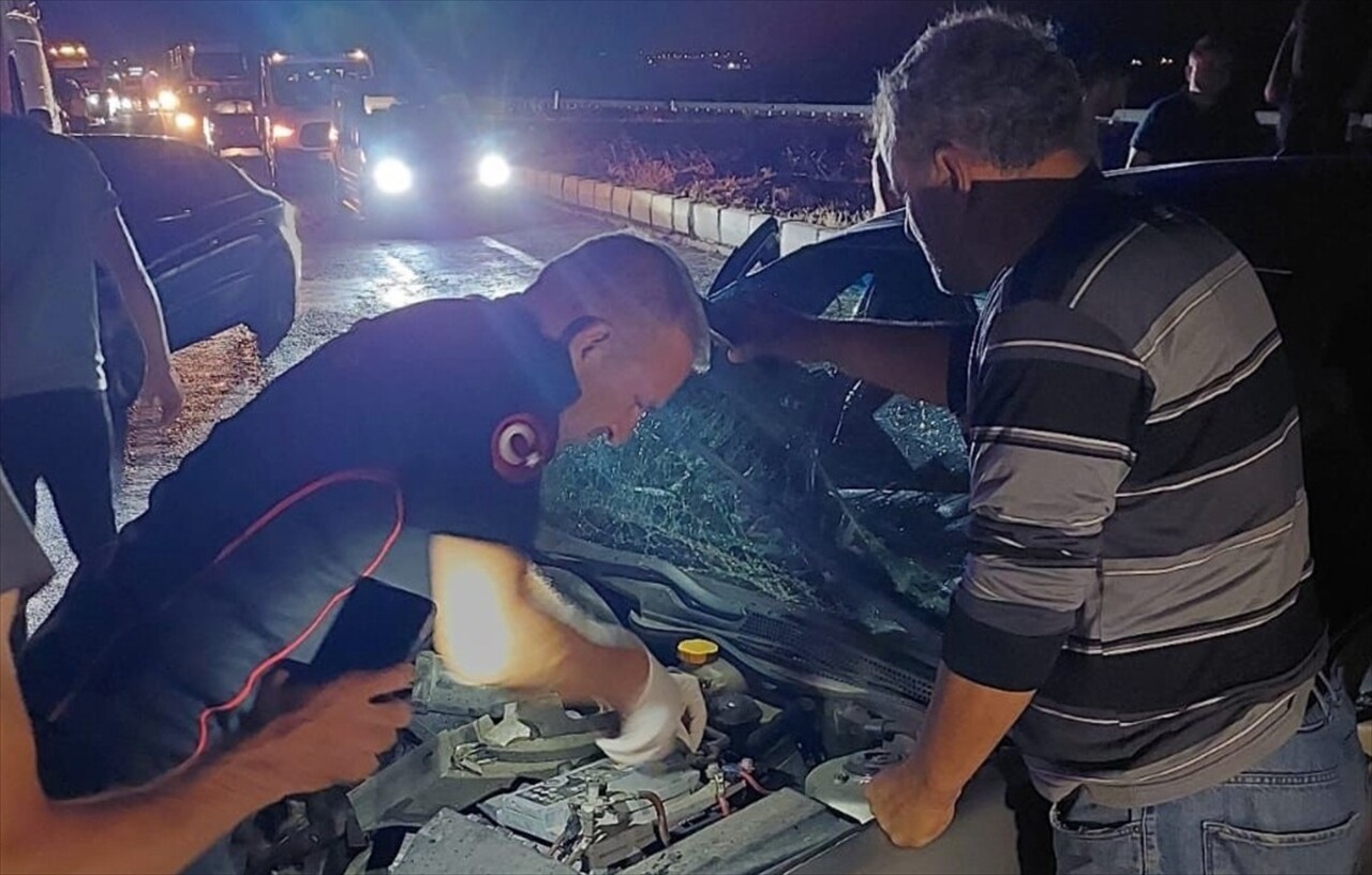 Kahramanmaraş'ın Pazarcık ilçesinde, otomobille tırın çarpışması sonucu 4'ü çocuk 7 kişi...