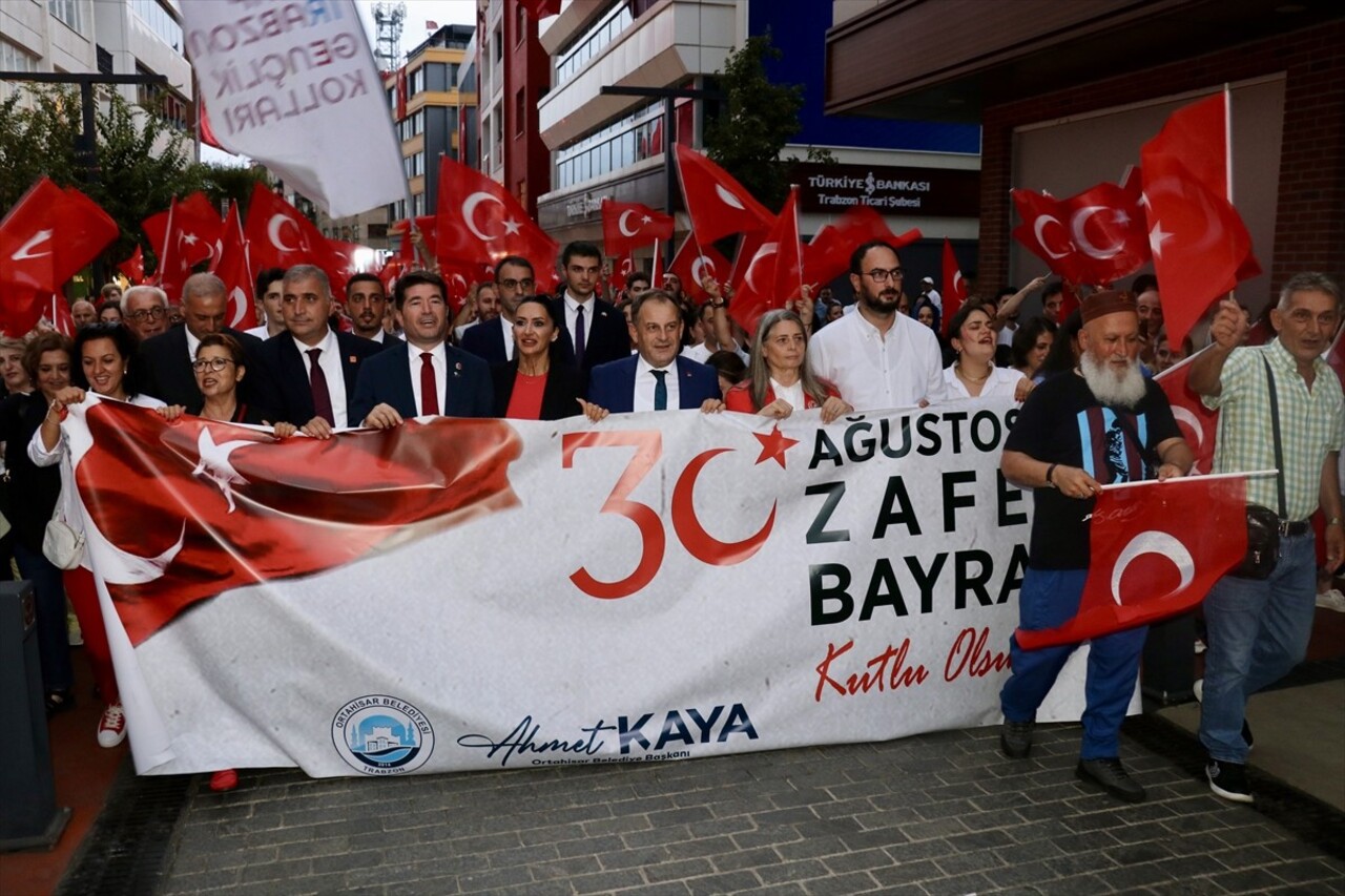 Trabzon'da 30 Ağustos Zafer Bayramı dolayısıyla Kahramanmaraş Caddesi'nde fener alayı düzenlendi....