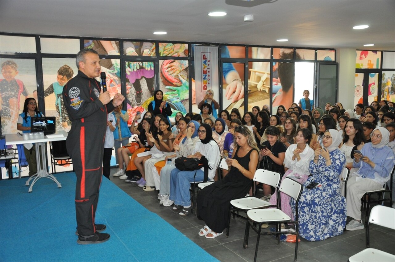 Mersin'de teknoloji meraklısı öğrencileri buluşturan "Deneyap Teknoloji Atölyeleri Öğrenci Kampı"...