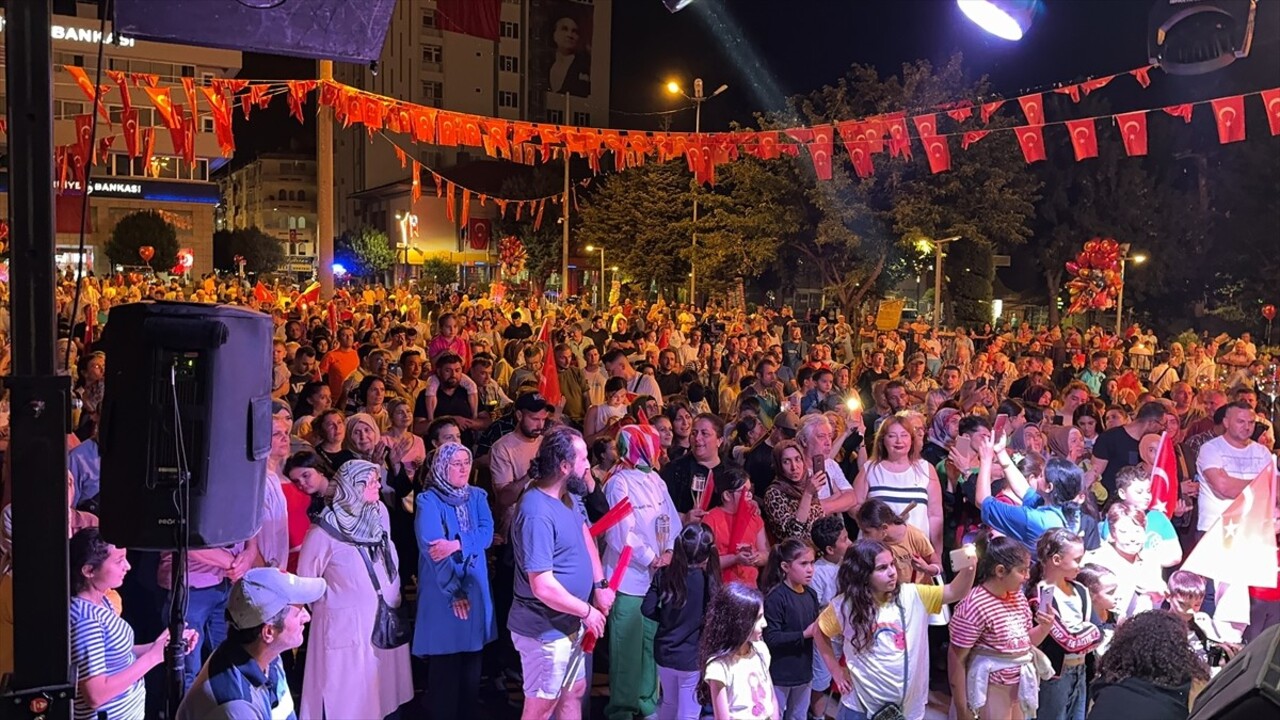 Isparta'da 30 Ağustos Zafer Bayramı dolayısıyla fener alayı gerçekleştirildi. Isparta Belediyesi...