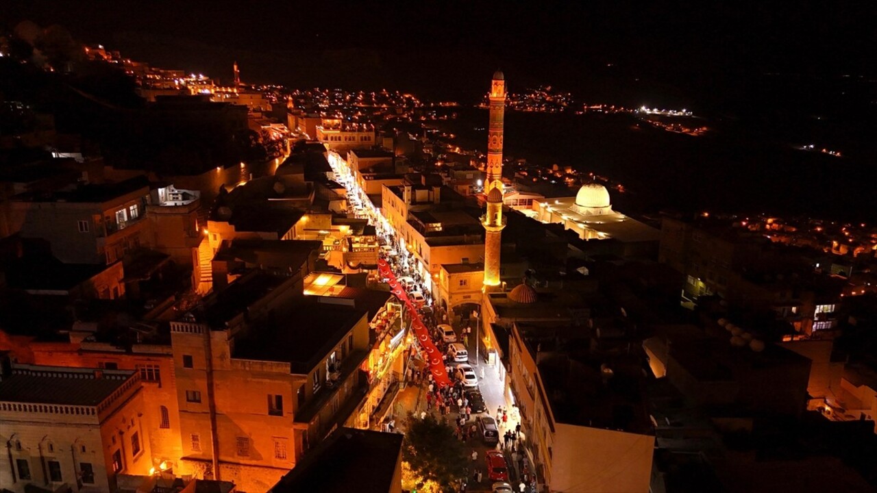 Mardin'de 30 Ağustos Zafer Bayramı etkinlikleri kapsamında fener alayı düzenlendi. Fener alayında...