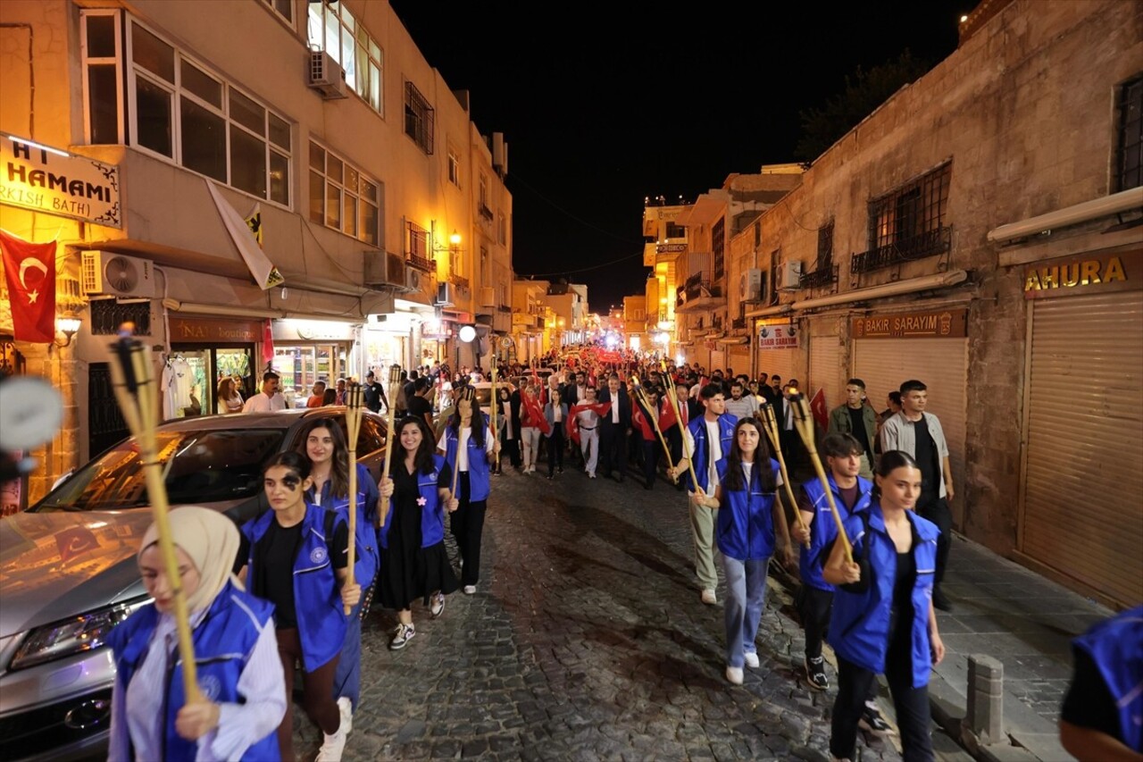 Mardin'de 30 Ağustos Zafer Bayramı etkinlikleri kapsamında fener alayı düzenlendi. Fener alayında...