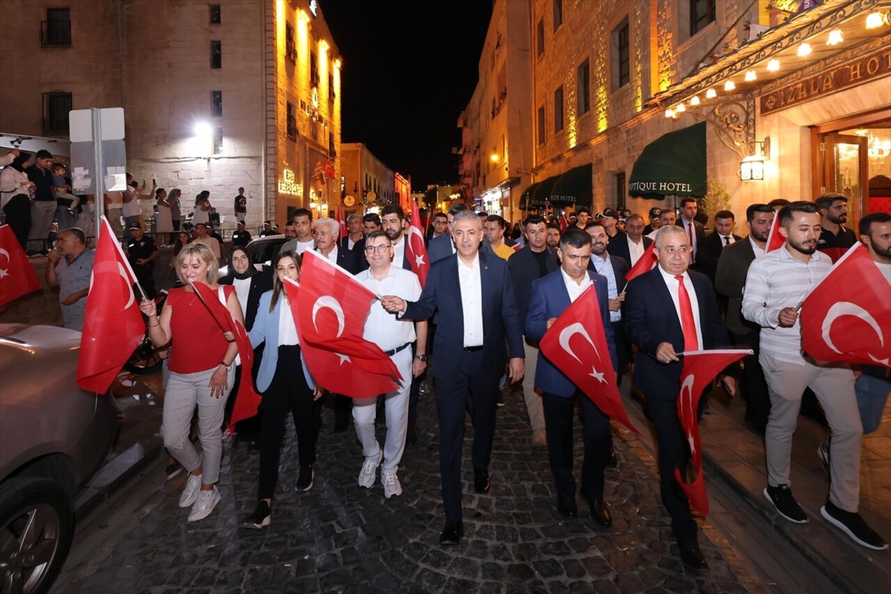 Mardin'de 30 Ağustos Zafer Bayramı etkinlikleri kapsamında fener alayı düzenlendi. Fener alayında...