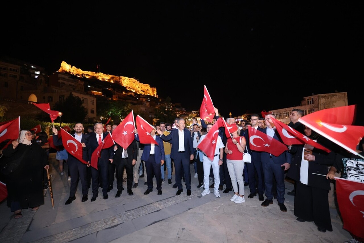 Mardin'de 30 Ağustos Zafer Bayramı etkinlikleri kapsamında fener alayı düzenlendi. Fener alayında...