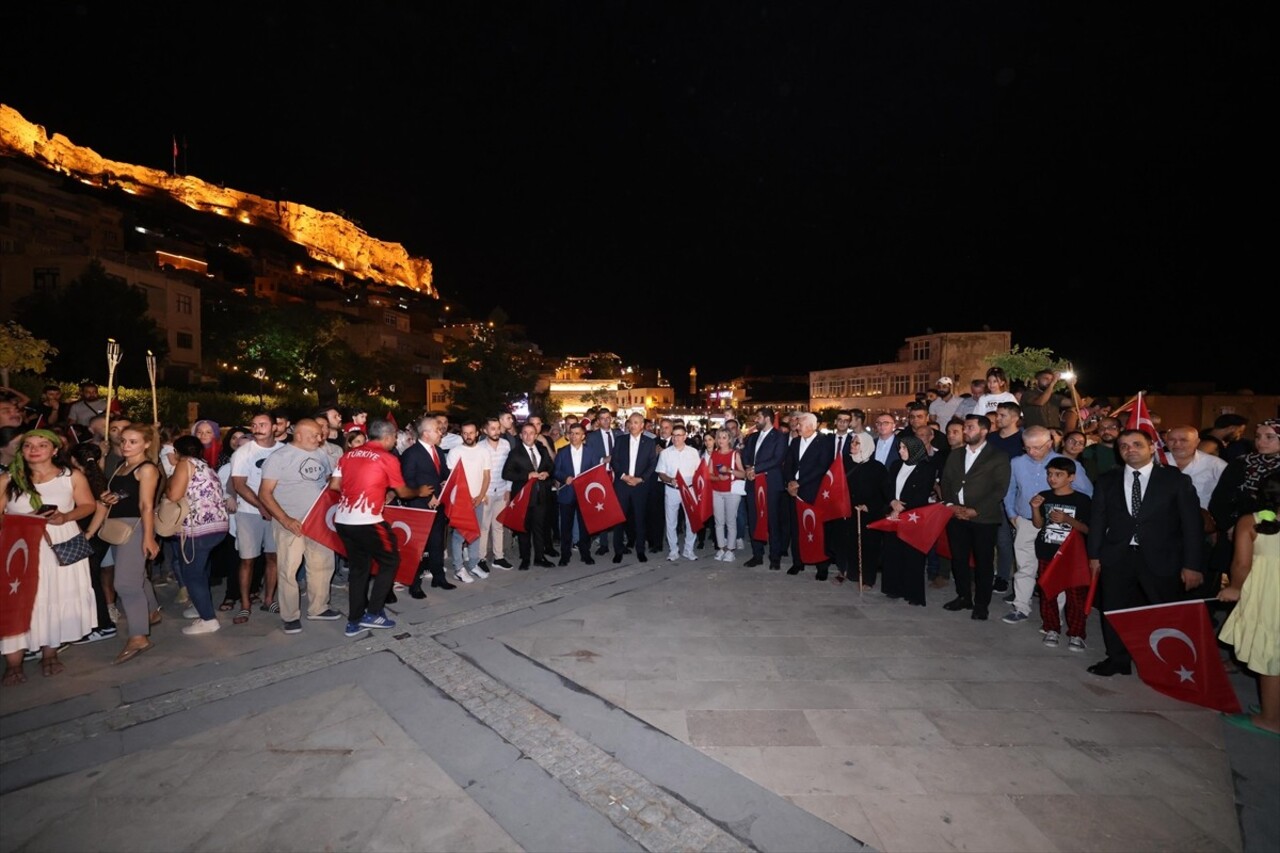 Mardin'de 30 Ağustos Zafer Bayramı etkinlikleri kapsamında fener alayı düzenlendi. Fener alayında...