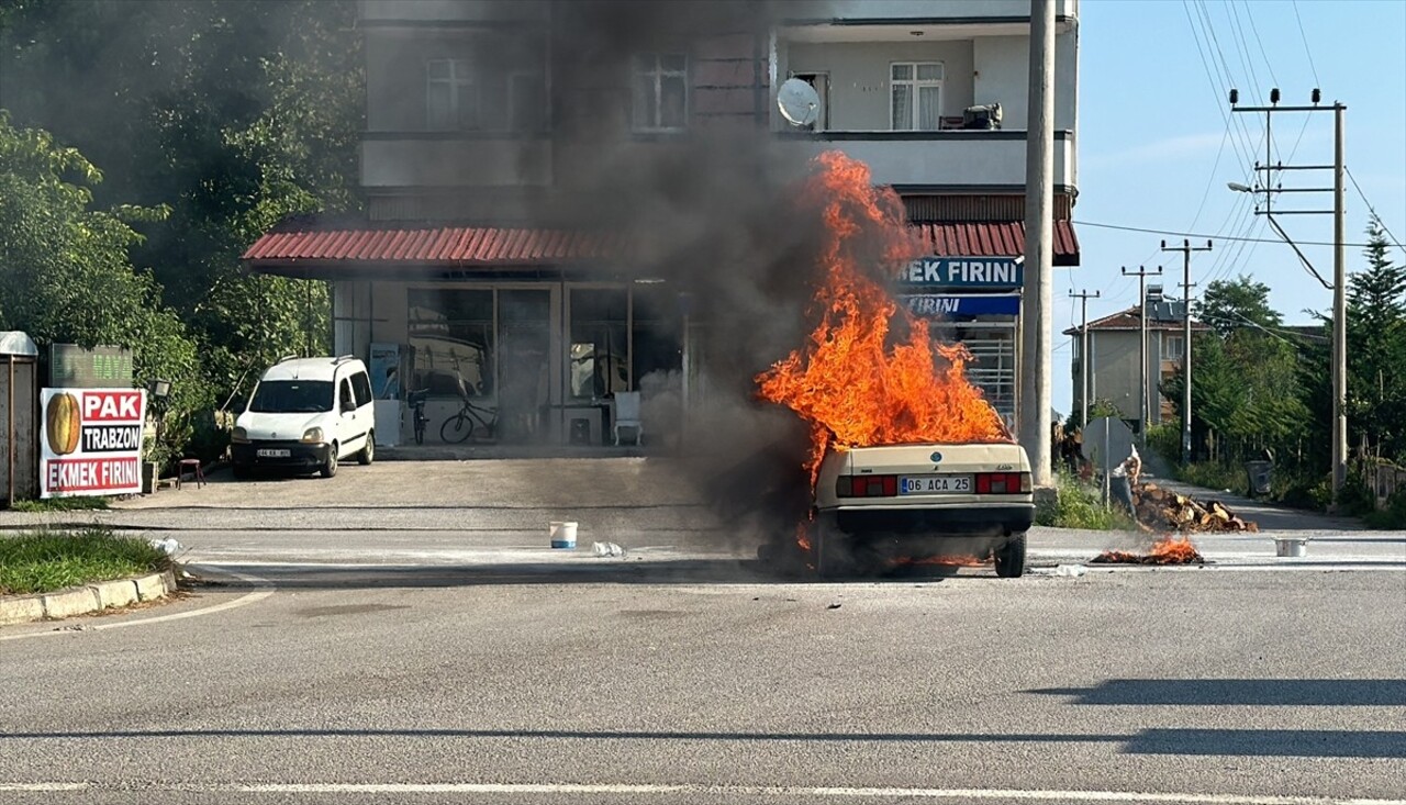 Samsun'un Terme ilçesinde seyir halindeyken alev alan otomobil kullanılamaz hale geldi.