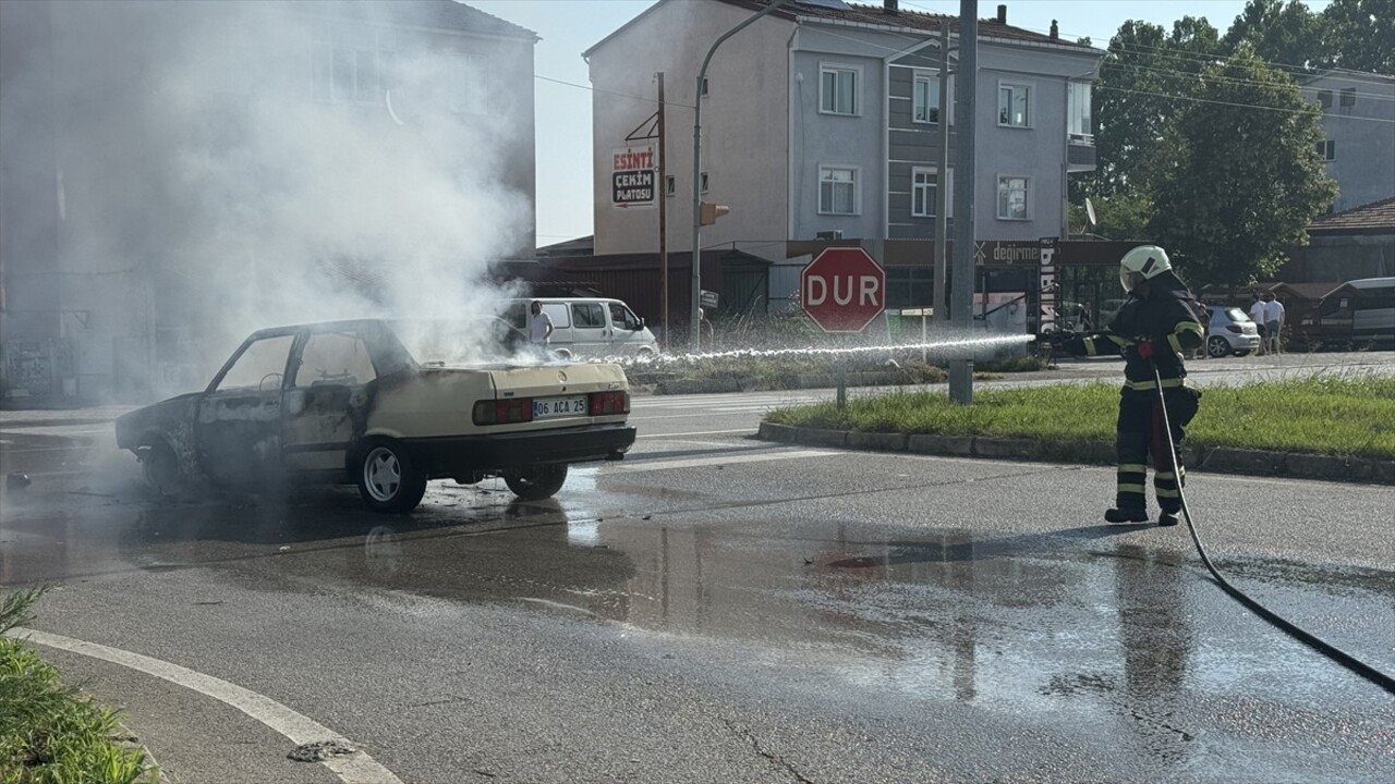 Samsun'un Terme ilçesinde seyir halindeyken alev alan otomobil kullanılamaz hale geldi.