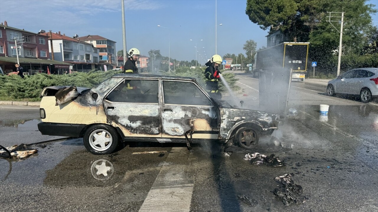 Samsun'un Terme ilçesinde seyir halindeyken alev alan otomobil kullanılamaz hale geldi.