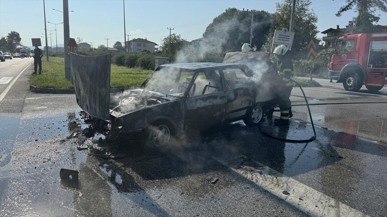 Samsun'un Terme ilçesinde seyir halindeyken alev alan otomobil kullanılamaz hale geldi.