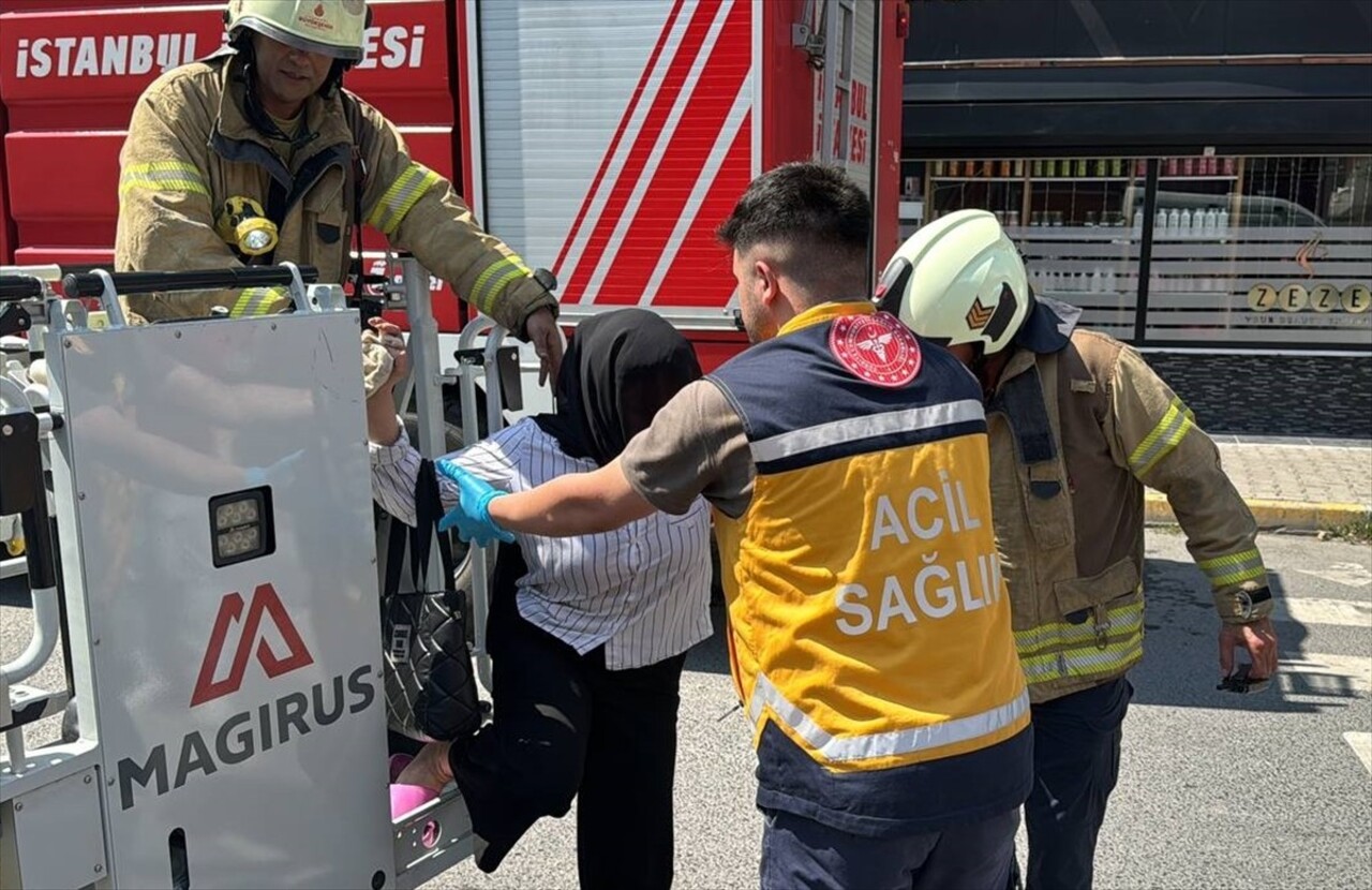 Esenyurt'ta 33 katlı binada çıkan yangına itfaiye ekipleri müdahale ediyor. Ekiplerin, binada...