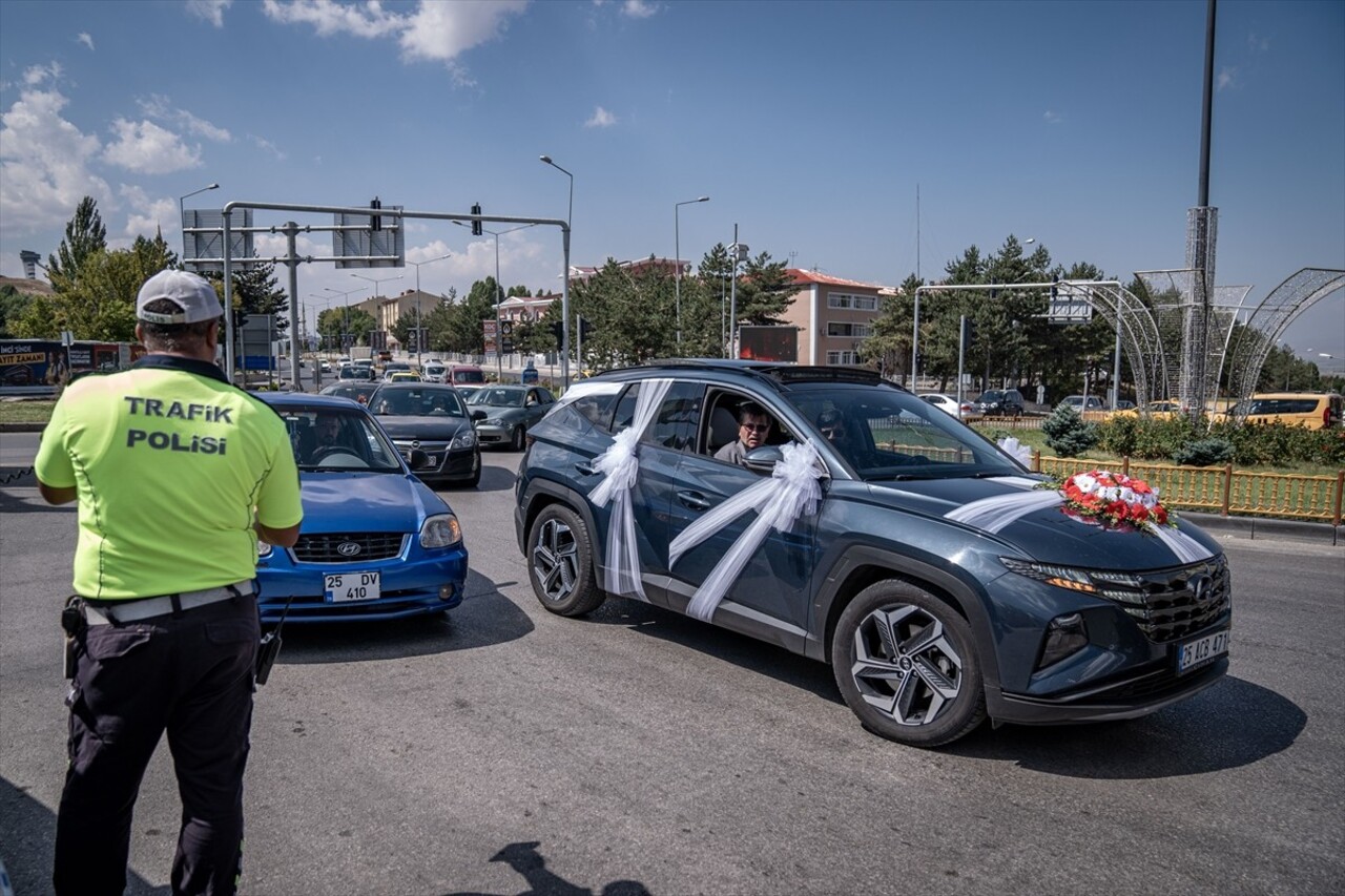 Erzurum'da polis ekipleri, kent genelinde karadan ve havadan asayiş ve trafik denetimi yaptı.