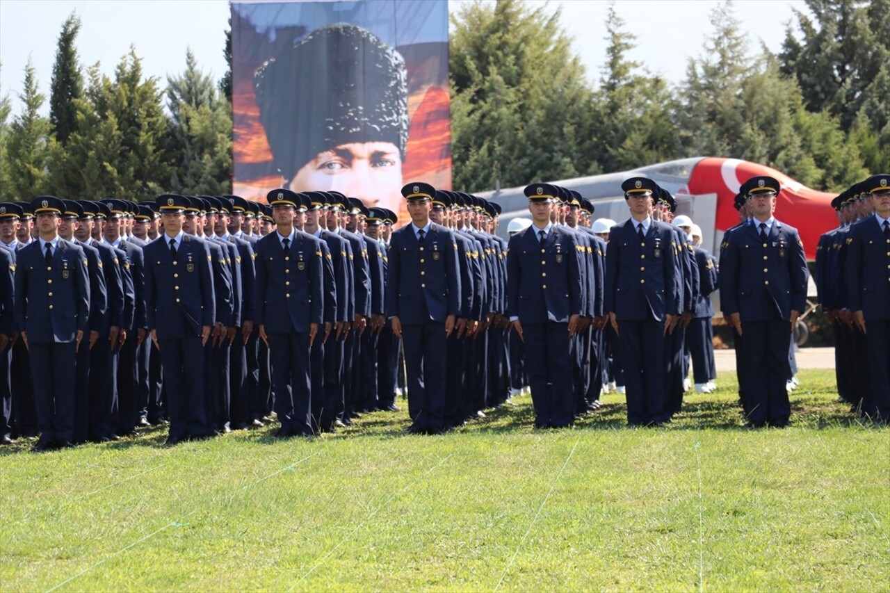 Milli Savunma Üniversitesi (MSÜ) Hava Astsubay Meslek Yüksekokulu'nda diploma alma ve sancak devir...