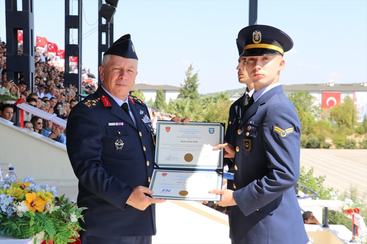 Milli Savunma Üniversitesi (MSÜ) Hava Astsubay Meslek Yüksekokulu'nda diploma alma ve sancak devir...