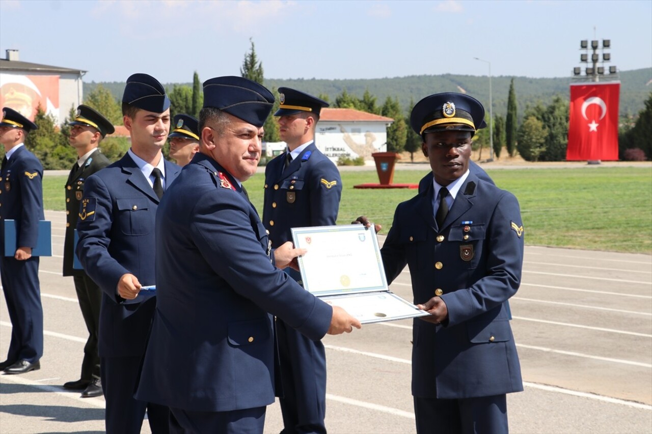 Milli Savunma Üniversitesi (MSÜ) Hava Astsubay Meslek Yüksekokulu'nda diploma alma ve sancak devir...