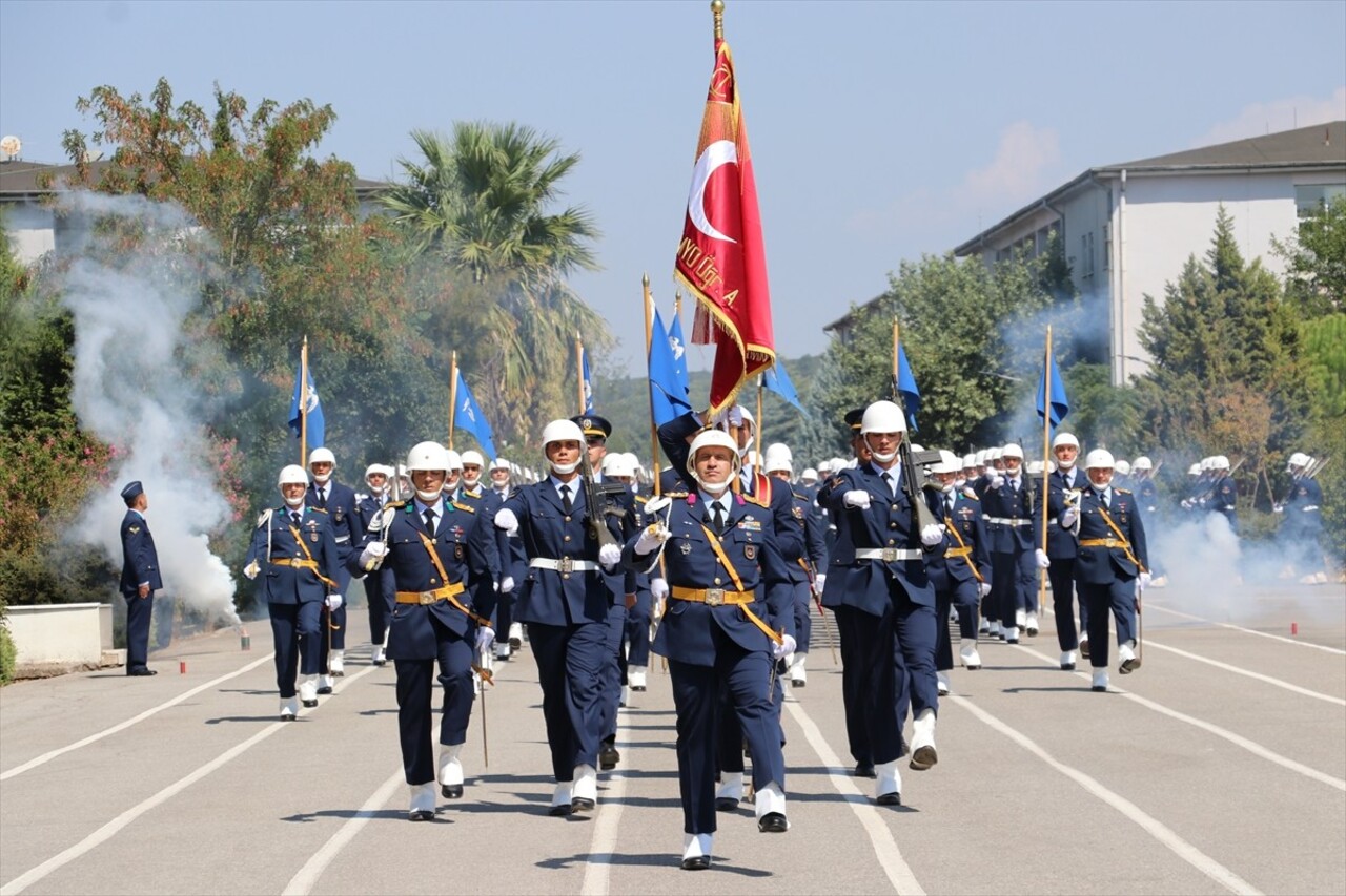 Milli Savunma Üniversitesi (MSÜ) Hava Astsubay Meslek Yüksekokulu'nda diploma alma ve sancak devir...