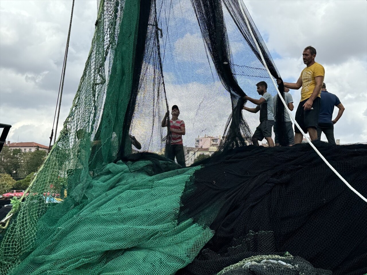 Karadeniz Bölgesi'nden av sezonunda teknelerde tayfa olarak çalışmak için Tekirdağ'a gelen...