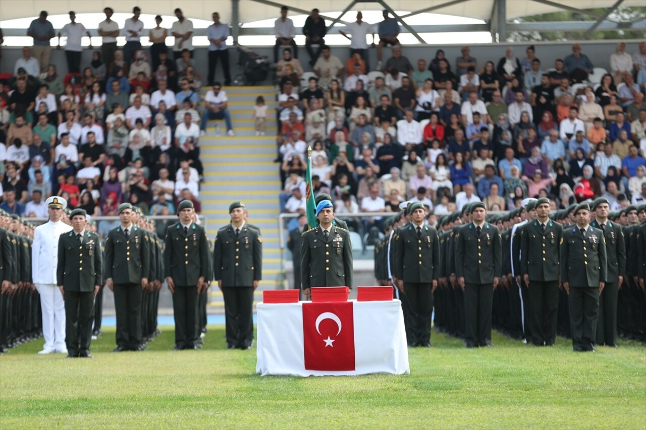 Milli Savunma Üniversitesi (MSÜ) Balıkesir Kara Astsubay Meslek Yüksekokulu'nda Diploma ve Sancak...