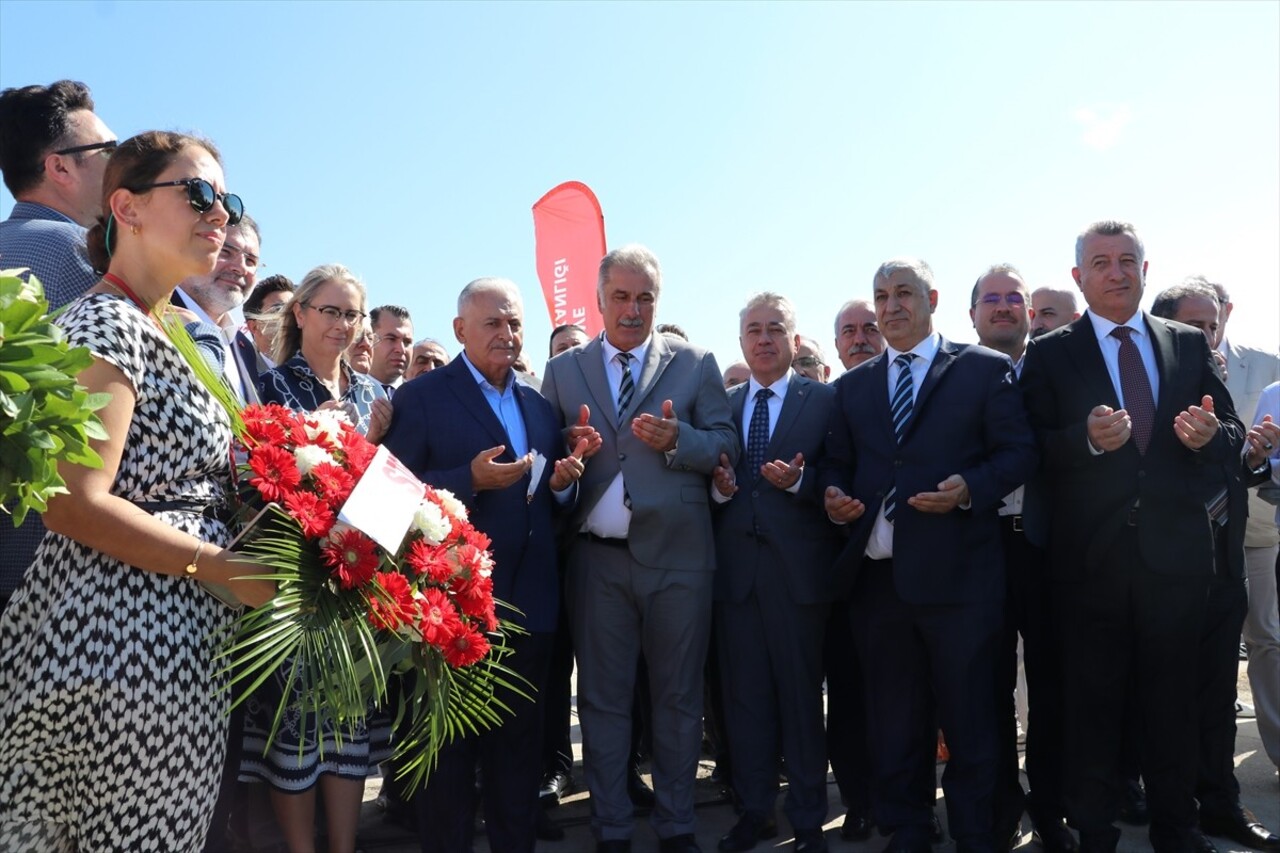 İzmir'de denizlerde avlanma yasağının sona ermesi nedeniyle Güzelbahçe Yalı Balıkçı Limanı'nda su...