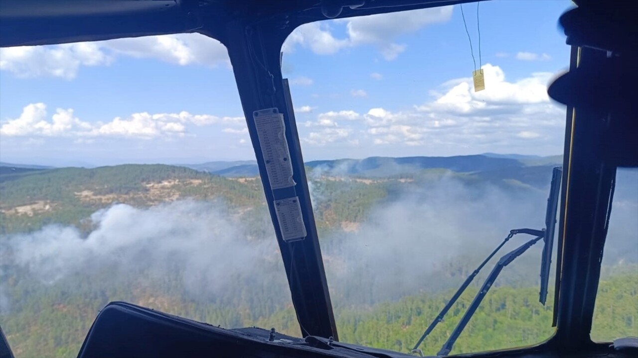 Kütahya’nın Simav ilçesinde, Kızılcık köyündeki ormanlık alanda yıldırım düşmesi sonucu çıkan...