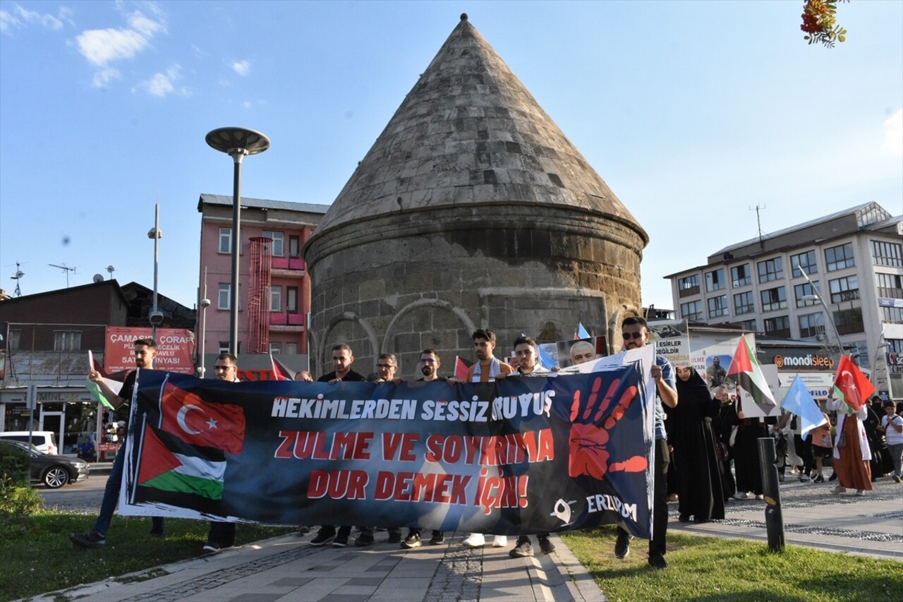 Erzurum'da görev yapan hekim ve sağlık çalışanları, İsrail'in Gazze'ye yönelik saldırılarını...