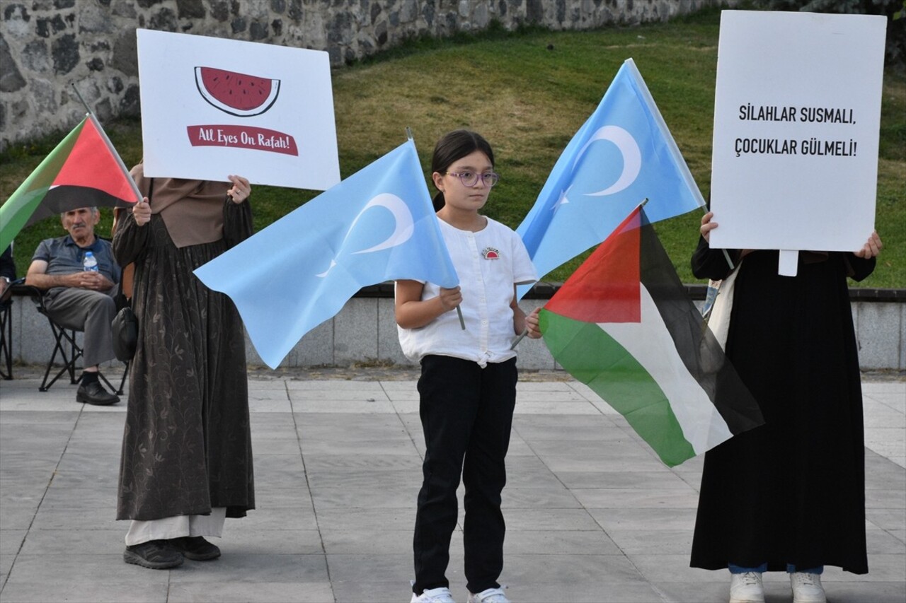 Erzurum'da görev yapan hekim ve sağlık çalışanları, İsrail'in Gazze'ye yönelik saldırılarını...