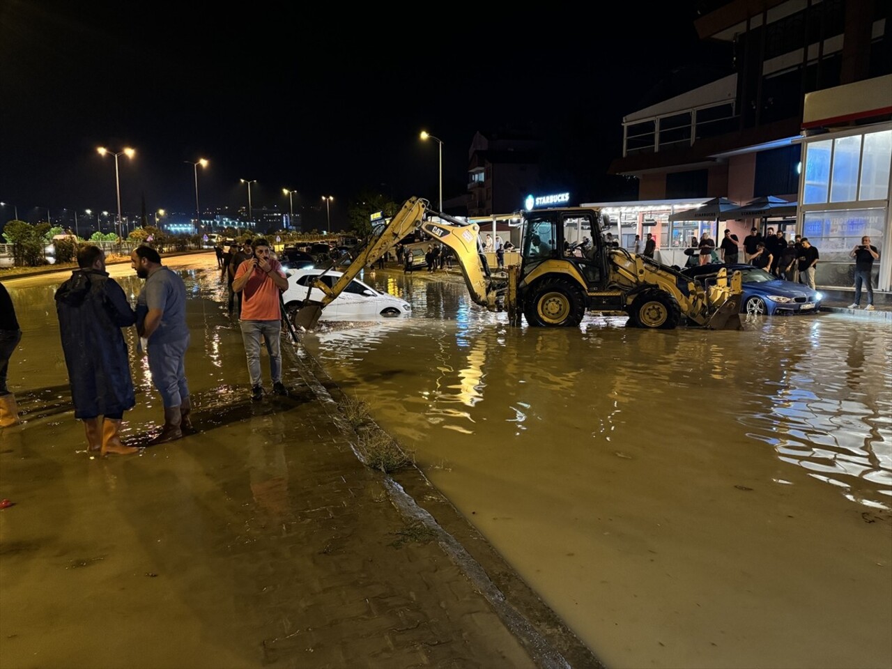 Karabük'te etkili olan sağanak, hayatı olumsuz etkiledi. 100. Yıl Mahallesinde sağanak nedeniyle...