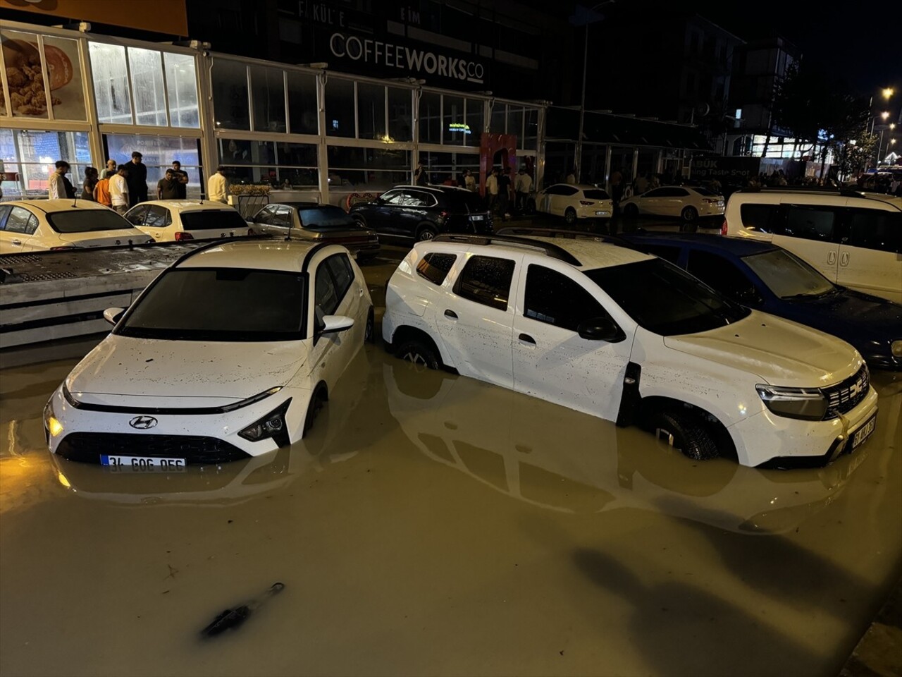 Karabük'te etkili olan sağanak, hayatı olumsuz etkiledi. 100. Yıl Mahallesinde sağanak nedeniyle...