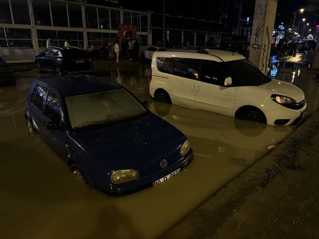 Karabük'te etkili olan sağanak, hayatı olumsuz etkiledi. 100. Yıl Mahallesinde sağanak nedeniyle...