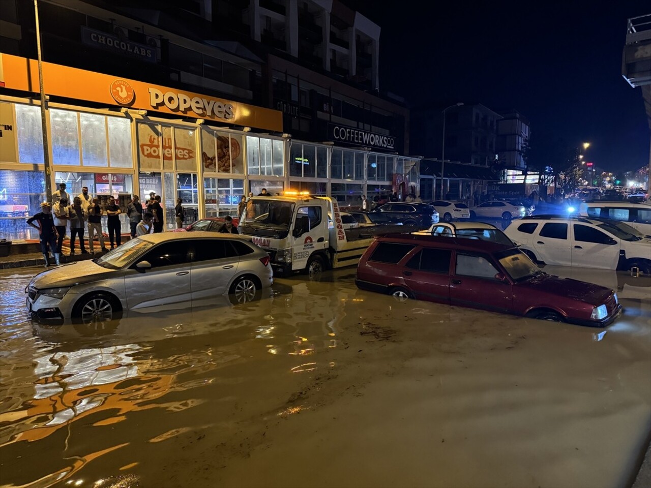 Karabük'te etkili olan sağanak, hayatı olumsuz etkiledi. 100. Yıl Mahallesinde sağanak nedeniyle...