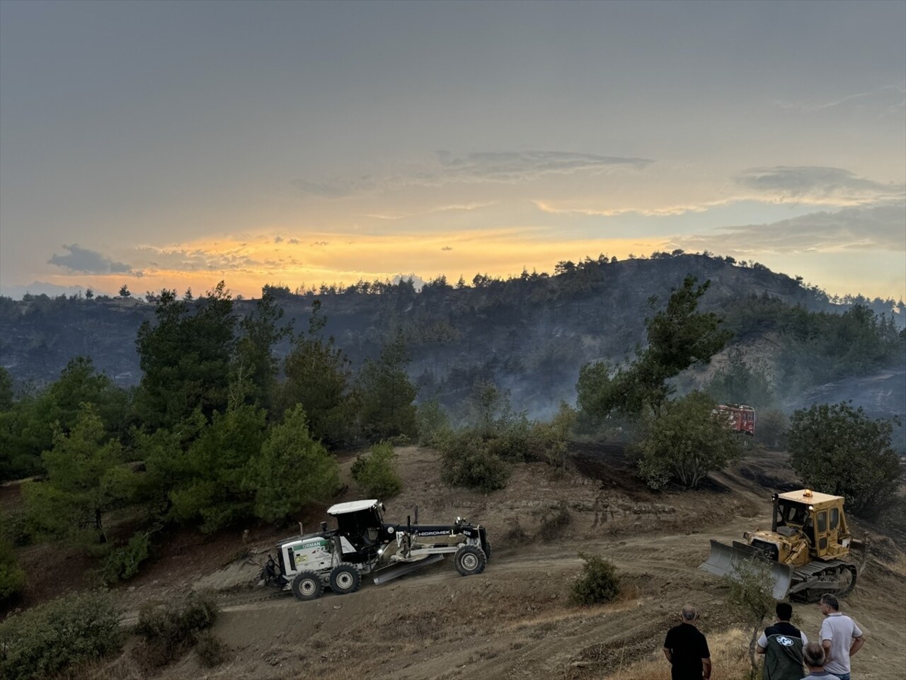  Kahramanmaraş'ın Onikişubat ilçesinde çıkan orman yangınına karadan müdahale ediliyor.