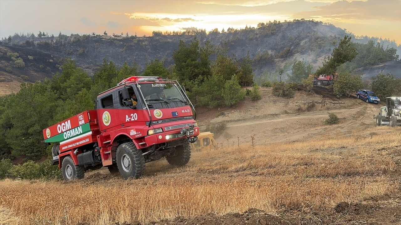  Kahramanmaraş'ın Onikişubat ilçesinde çıkan orman yangınına karadan müdahale ediliyor.