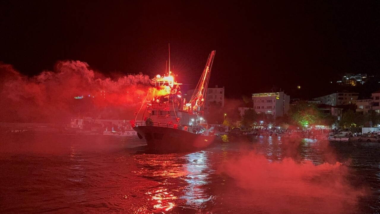 Tekirdağ'da balıkçılar, balık avına dualarla uğurlandı. Edilen duanın ardından aileleri ile...