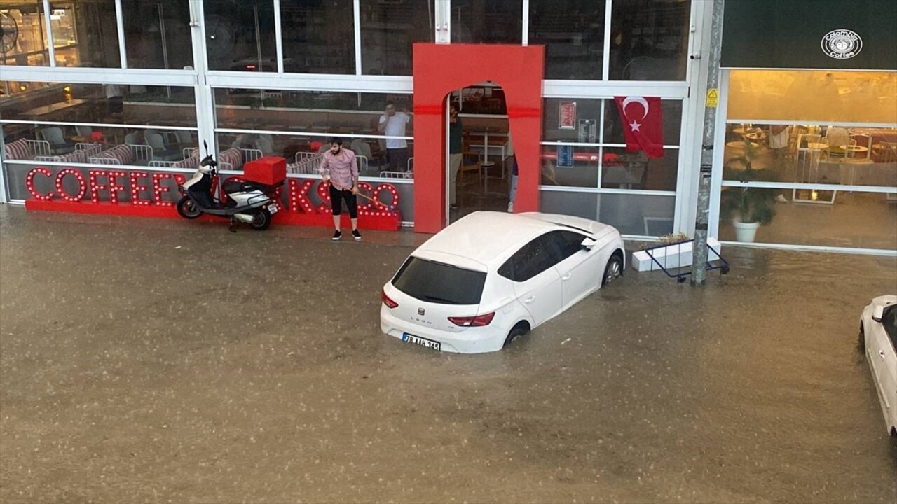 Karabük'te sağanak hayatı olumsuz etkiledi. 100. yıl Mahallesi’nde bazı araçlar su altında...