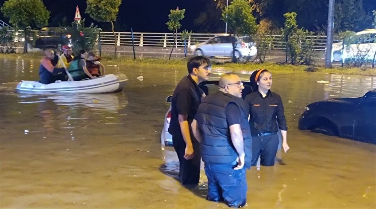 Karabük'te sağanak hayatı olumsuz etkiledi. Bazı ev ve iş yerlerini su basarken 100. Yıl...