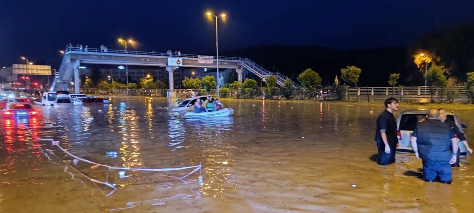 Karabük'te sağanak hayatı olumsuz etkiledi. Bazı ev ve iş yerlerini su basarken 100. Yıl...