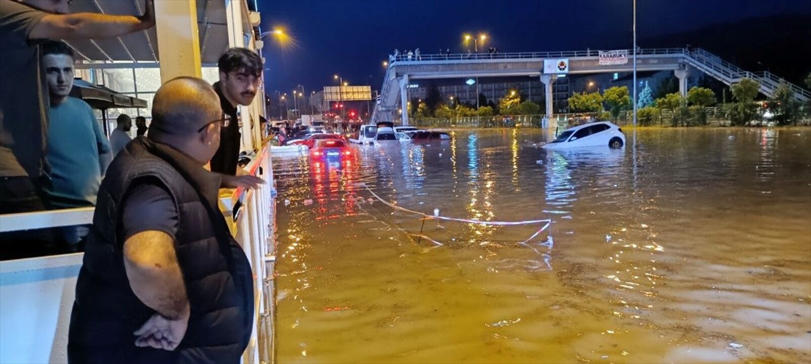 Karabük'te sağanak hayatı olumsuz etkiledi. Bazı ev ve iş yerlerini su basarken 100. Yıl...