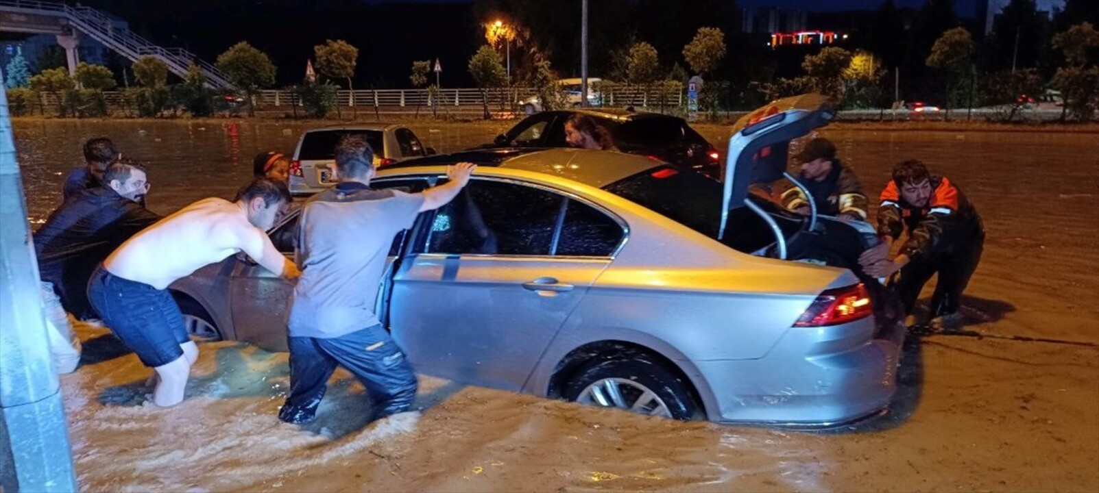 Karabük'te sağanak hayatı olumsuz etkiledi. Bazı ev ve iş yerlerini su basarken 100. Yıl...