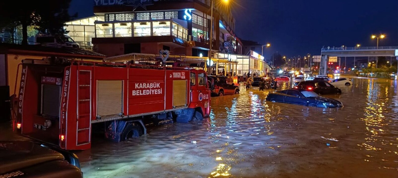 Karabük'te sağanak hayatı olumsuz etkiledi. Bazı ev ve iş yerlerini su basarken 100. Yıl...