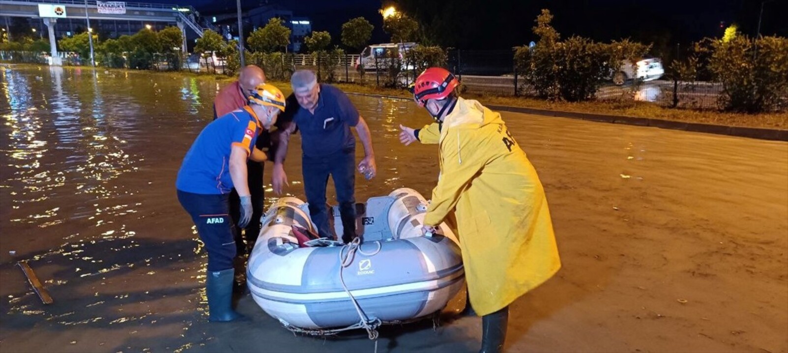 Karabük'te sağanak hayatı olumsuz etkiledi. Bazı ev ve iş yerlerini su basarken 100. Yıl...