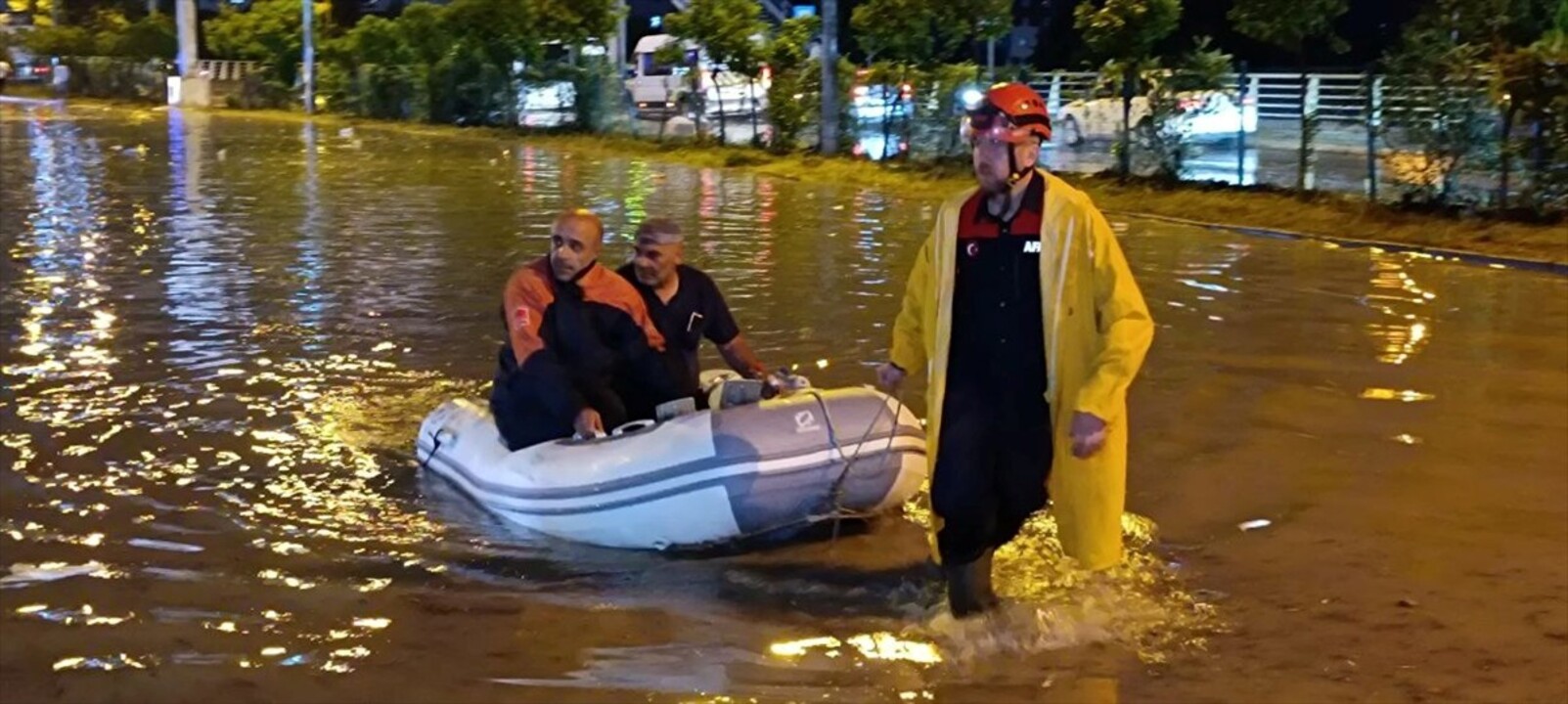 Karabük'te sağanak hayatı olumsuz etkiledi. Bazı ev ve iş yerlerini su basarken 100. Yıl...