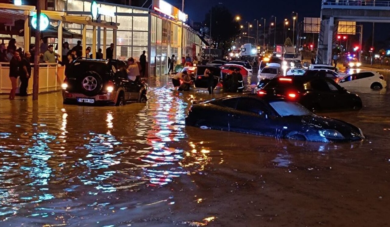 Karabük'te sağanak hayatı olumsuz etkiledi. Bazı ev ve iş yerlerini su basarken 100. Yıl...