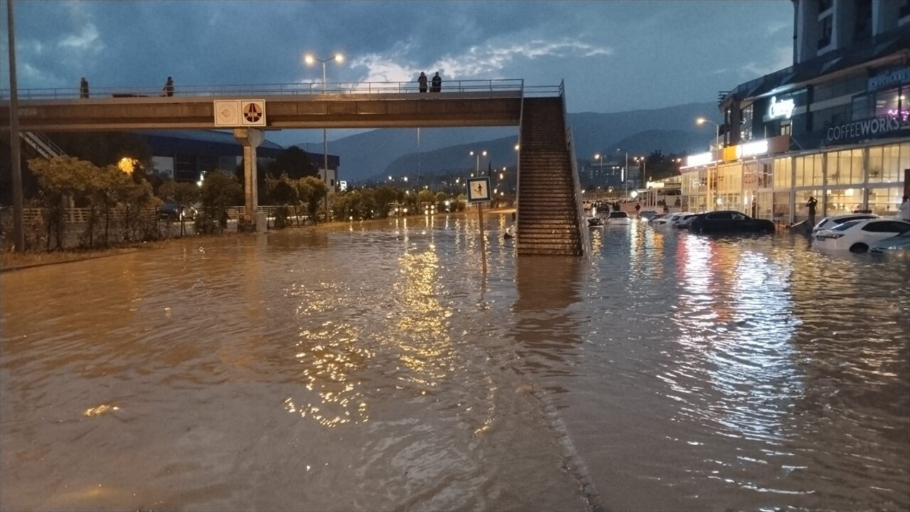 Karabük'te sağanak hayatı olumsuz etkiledi. Bazı ev ve iş yerlerini su basarken 100. Yıl...