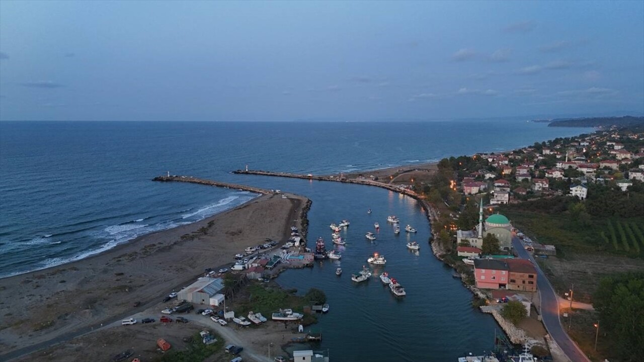 Sakarya'da av yasağının sona ermesiyle denize açılacak balıkçılar için tören...