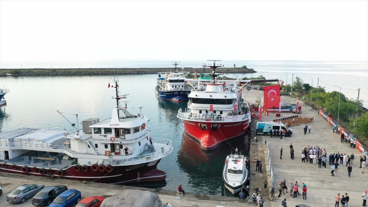 Trabzon'da yarın başlayacak balık avı sezonu dolayısıyla Çarşıbaşı ilçesindeki Yoroz Limanı'nda...