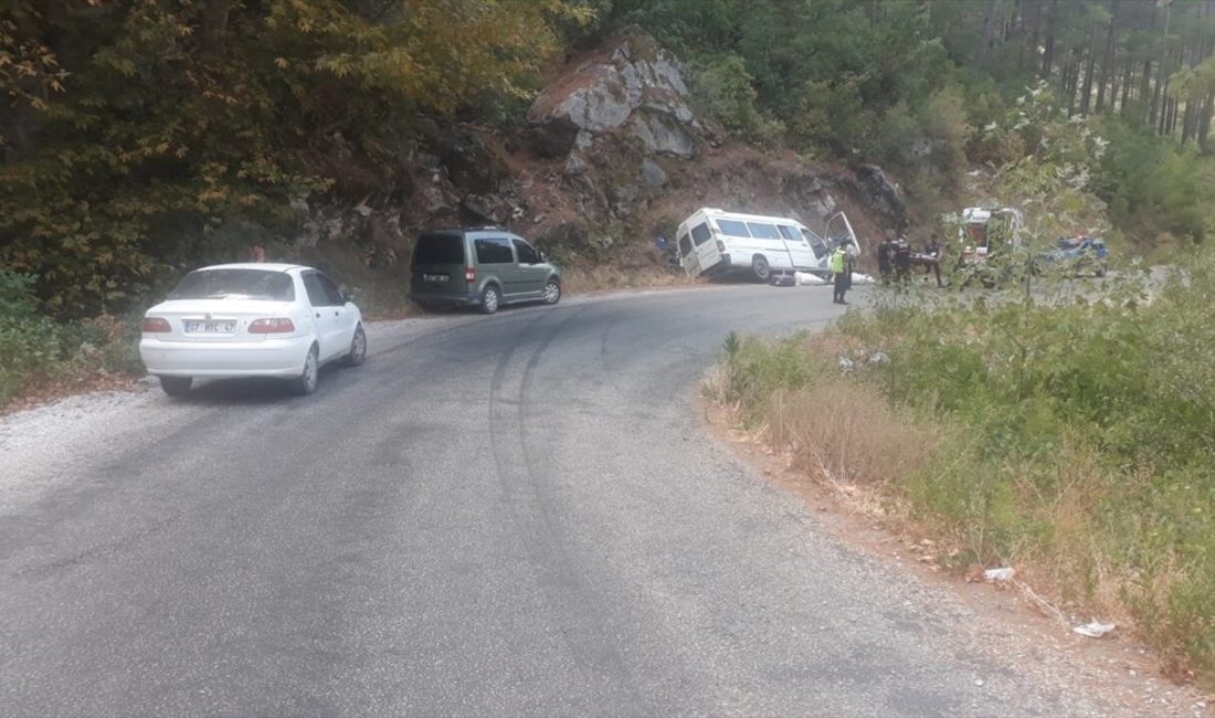 Alanya'da devrilen minibüste, aynı