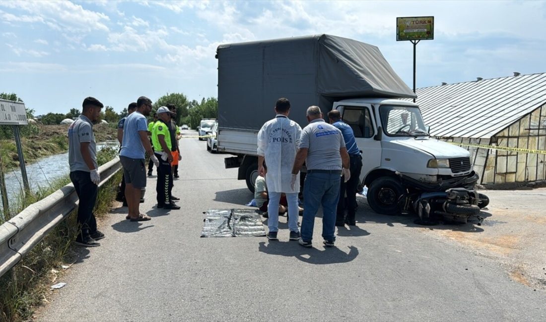 Antalya'nın Muratpaşa ilçesinde, motosiklet